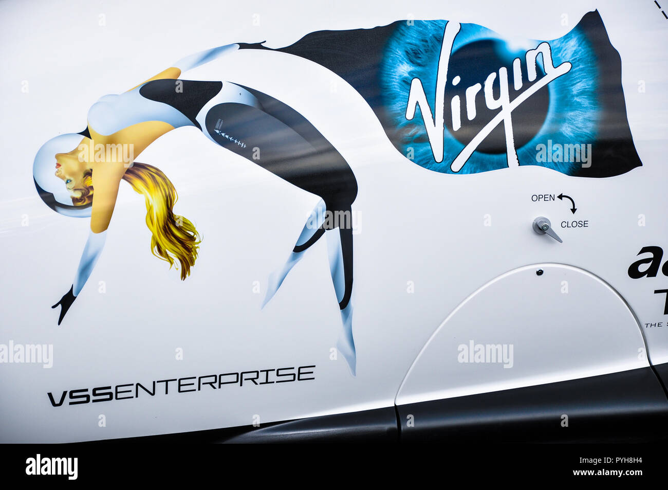 VSS Enterprise fue el primer SpaceShipTwo (SS2), construido por spaceplane escalan Composites para Virgin Galactic. Nariz arte con figura femenina en el espacio Foto de stock