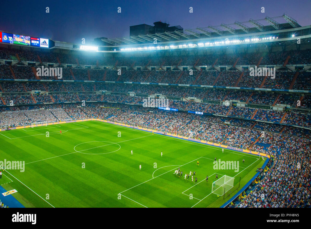 Partido fútbol. Santiago Bernabeu, Madrid, España Fotografía de stock - Alamy