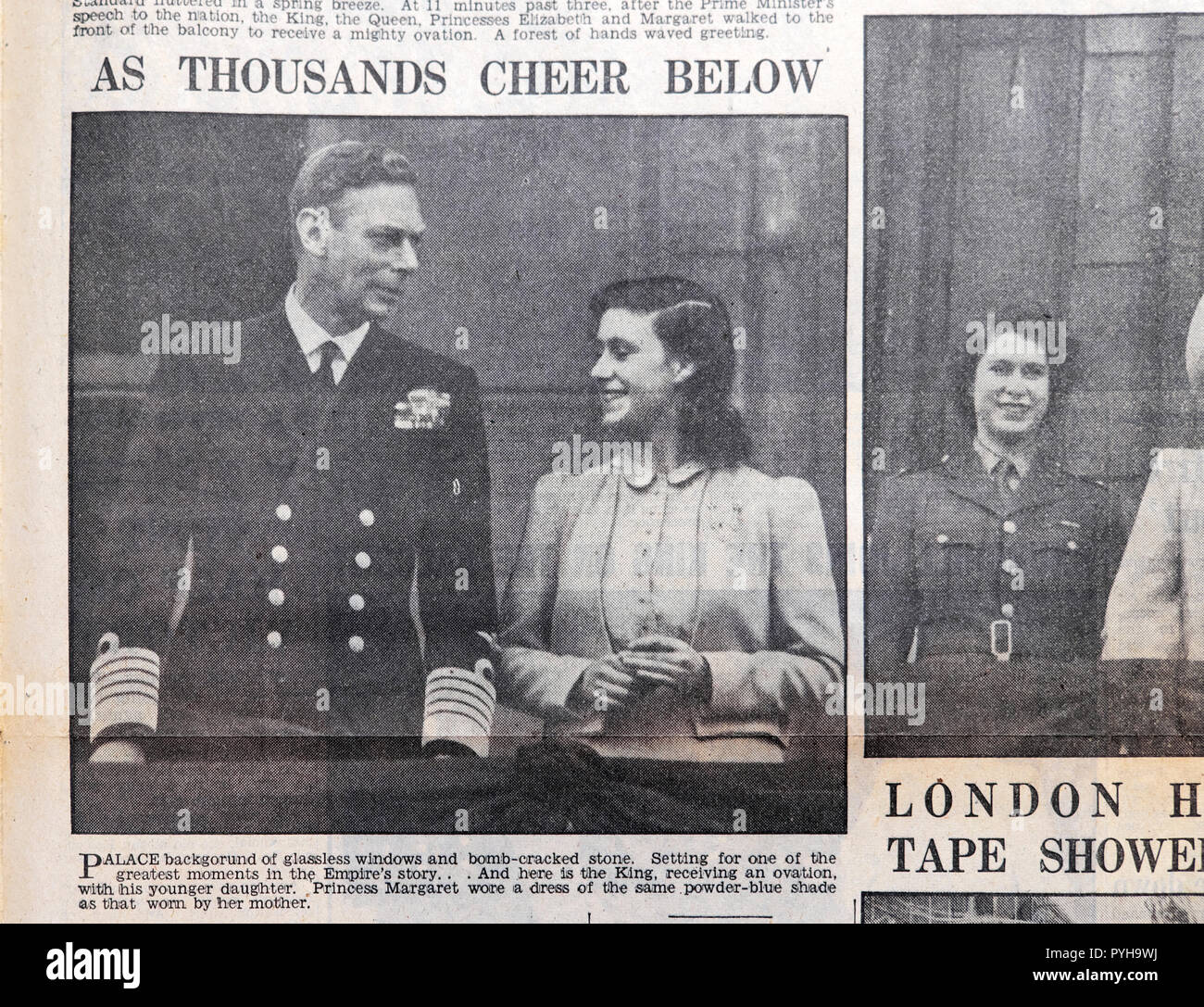 El periódico británico el rey Jorge VI y la princesa Margaret saludan a la multitud al final de la guerra el día después del día ve 9 de mayo de 1945 Londres Inglaterra Reino Unido Foto de stock