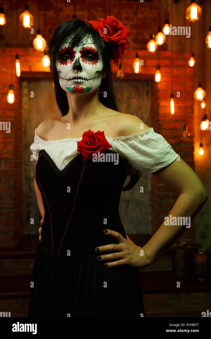 Imagen de halloween mujer con maquillaje blanco en su cara Fotografía de  stock - Alamy