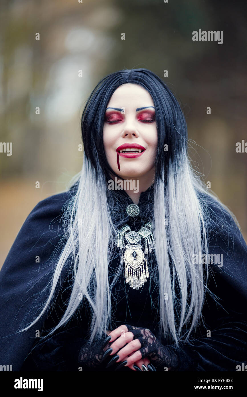 Imagen de vampiresa gótica con los ojos cerrados con sangre en la boca  Fotografía de stock - Alamy