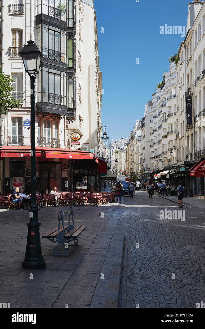 Paris, Ile-de-France, Francia - Vista en la Rue Montorguell en el 2º arrondissement con el Cafe LB en la esquina de la Rue Tiquetonne. Foto de stock