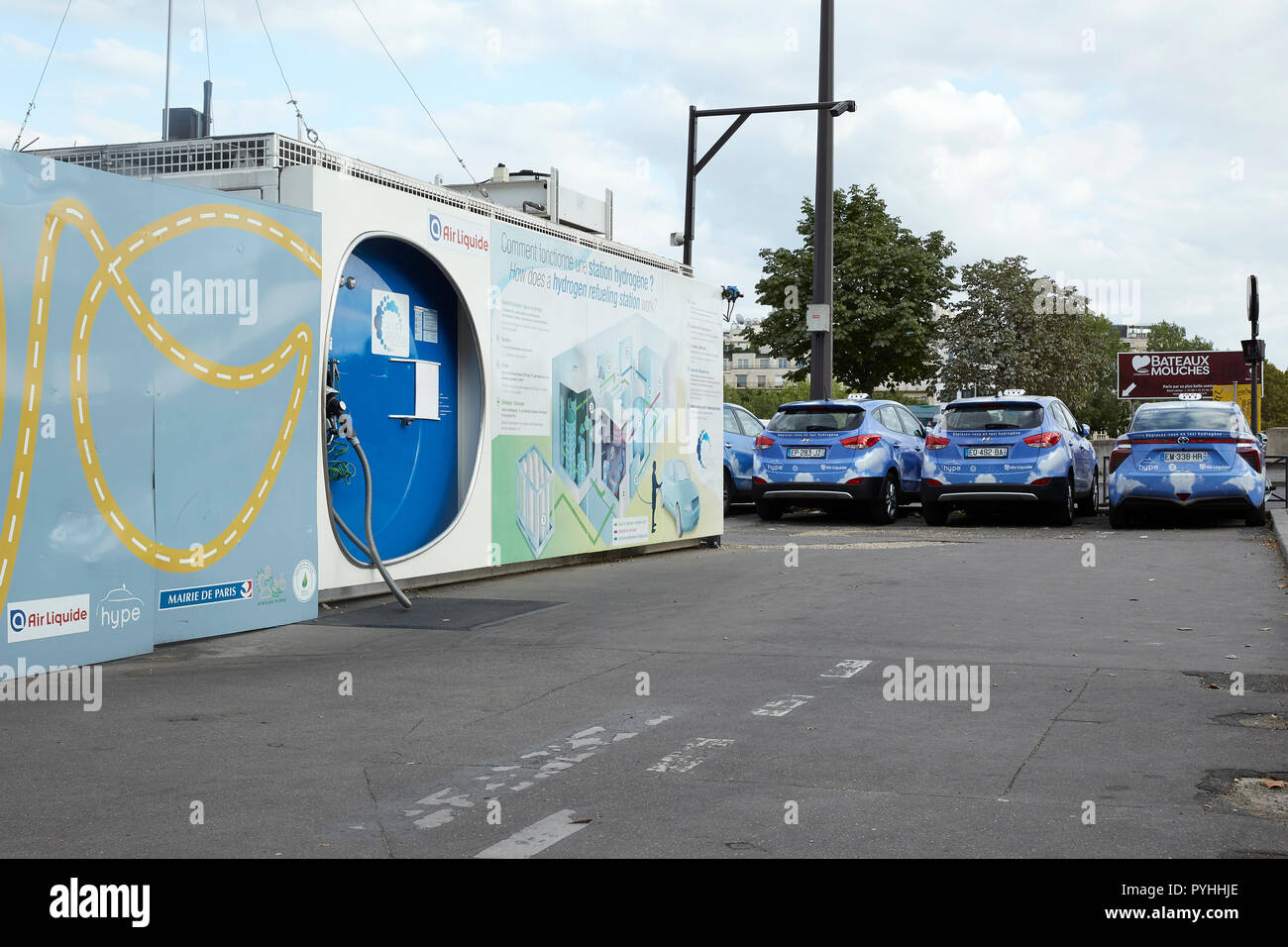 Paris, Ile-de-France, Francia - una estación de llenado de hidrógeno con taxis alimentado eléctricamente por una pila de combustible. Foto de stock