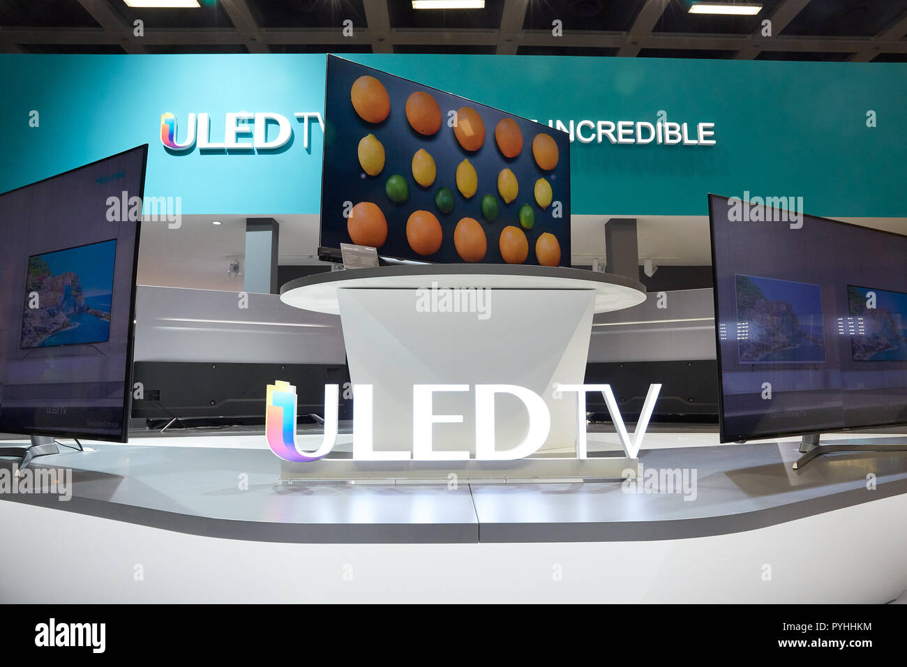 Berlín, Alemania - Presentación de los televisores de pantalla plana con tecnología previsto en el stand de la compañía china Hisense en IFA 2018. Foto de stock