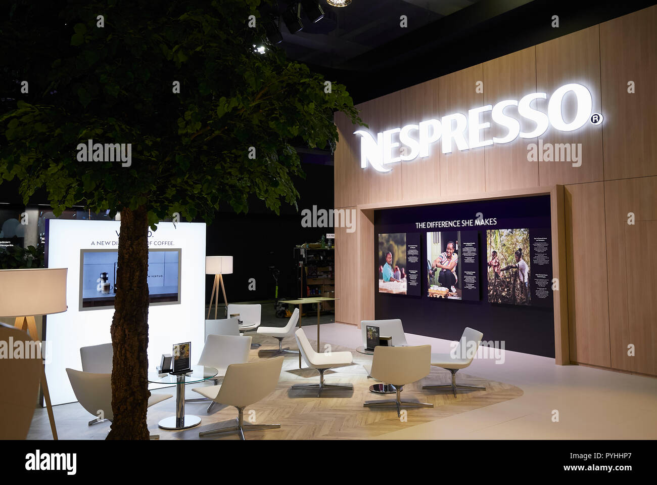 Berlin, Alemania - Nespresso con su stand en la feria IFA 2018. Foto de stock