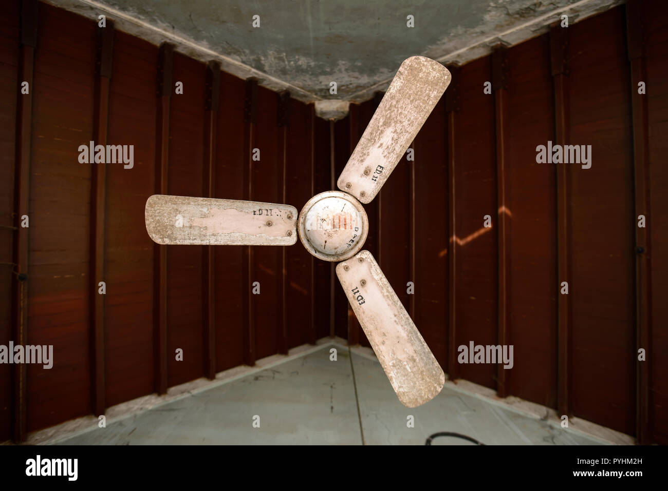 Rusty ventilador viejo colgando del techo Foto de stock