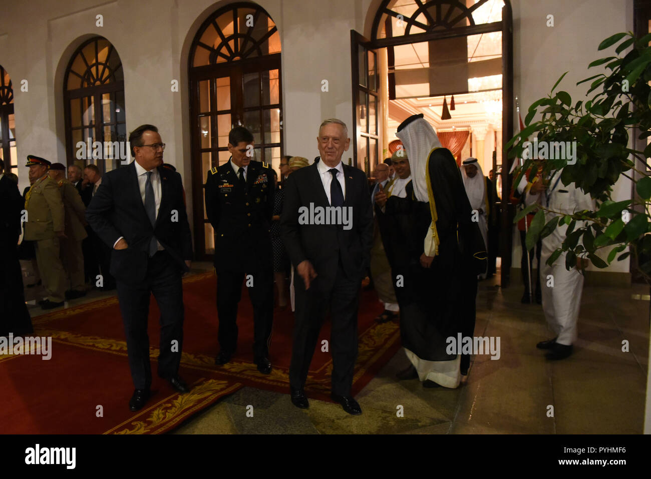El Secretario de Defensa de EE.UU. James N. Mattis, el embajador de Estados Unidos en Bahrein, Justin Siberell, y el comandante del Comando Central estadounidense, el Gen. José Votel, salen Sakhir Palace después de una cena con el rey de Bahréin, Hamad bin Isa Al Khalifa, al sur de Manama, Bahrein, Octubre 27, 2018. (Foto DOD por Lisa Ferdinando) Foto de stock