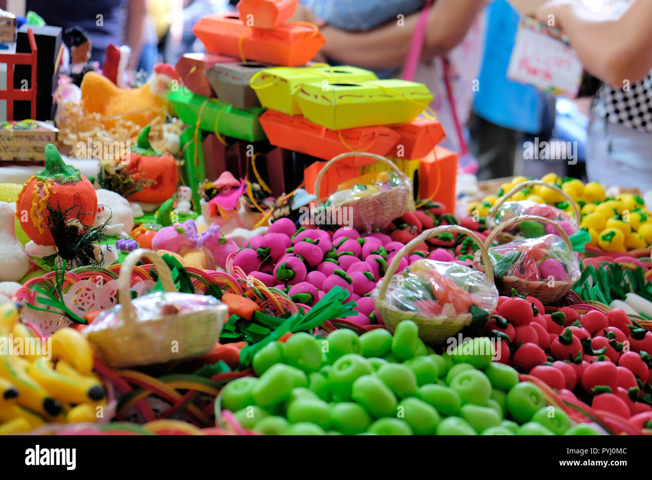 Alfeñiques, azúcar o dulces, y otro Día de Muertos artículos vendidos en la  anual Feria de Alfeñique en León, Guanajuato, México Fotografía de stock -  Alamy