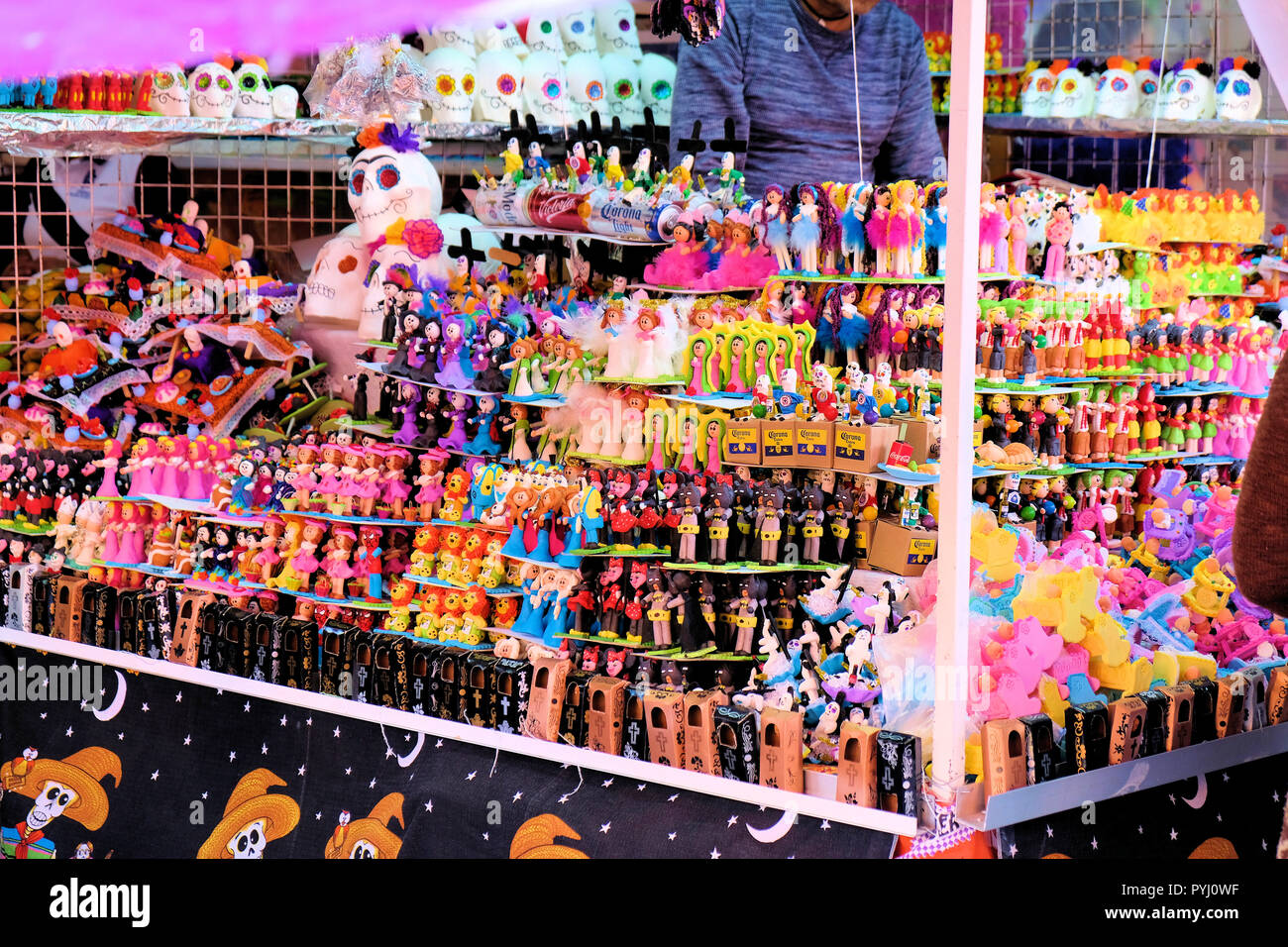 Alfeñiques, azúcar o dulces, y otro Día de Muertos artículos vendidos en la  anual Feria de Alfeñique en León, Guanajuato, México Fotografía de stock -  Alamy