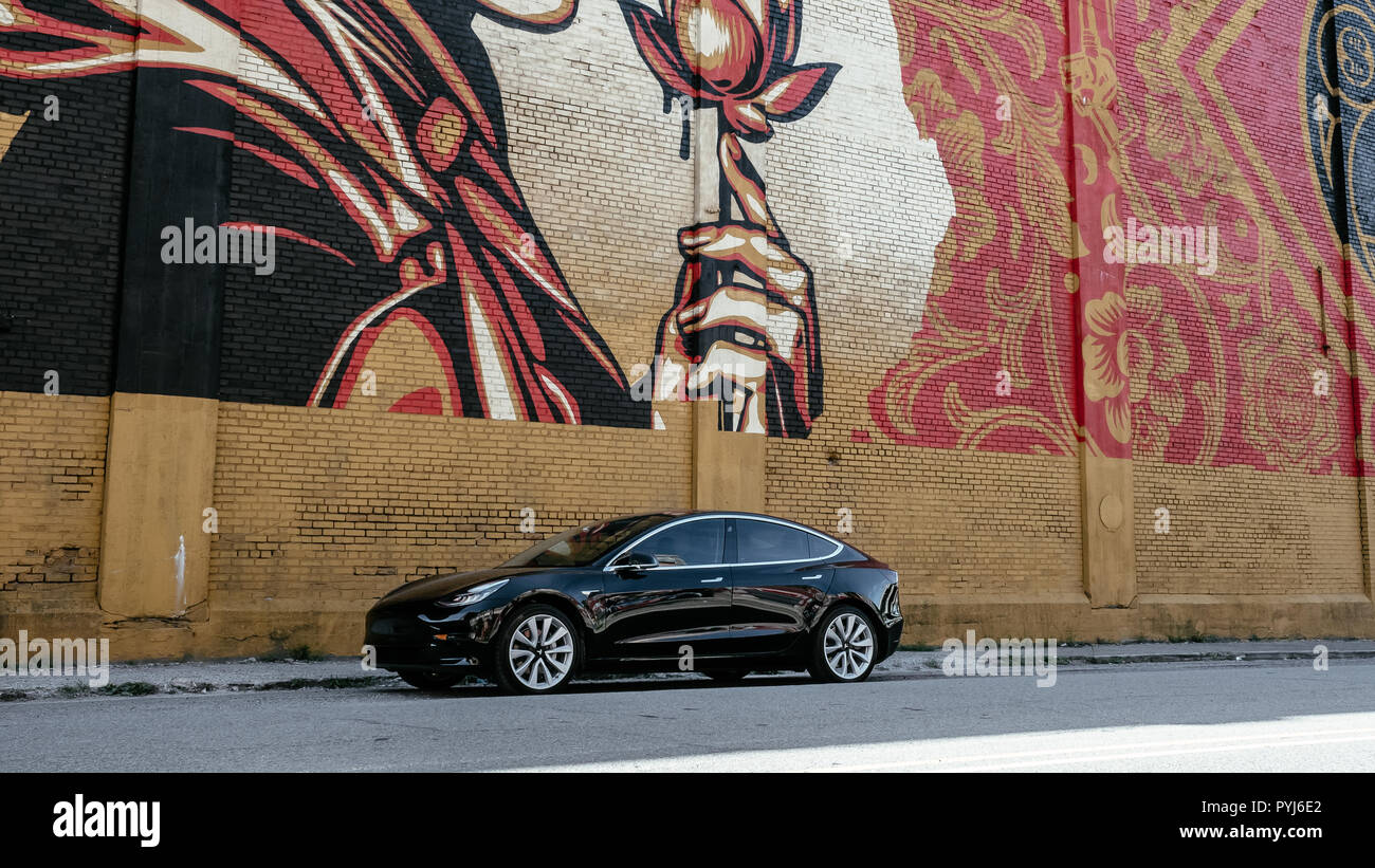 30 09 18 Jersey City Nj El Nuevo Modelo Tesla 3 Delante De La