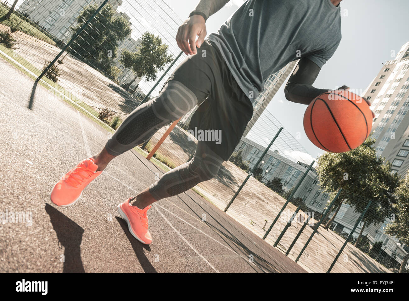 Bien construido buen hombre jugando baloncesto solos Foto de stock