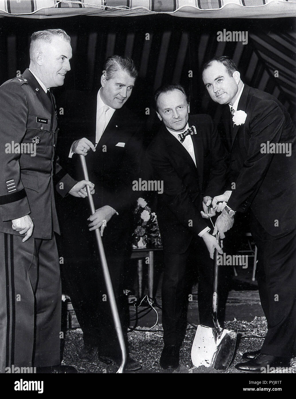 El Dr. Wernher von Braun, el Mayor General Francisco McMorrow, y el gobernador de Alabama, John Patterson (izq.), participó en la ceremonia de inauguración para el Instituto de Investigación de la Universidad de Alabama en Huntsville, 20 de diciembre de 1962. Foto de stock