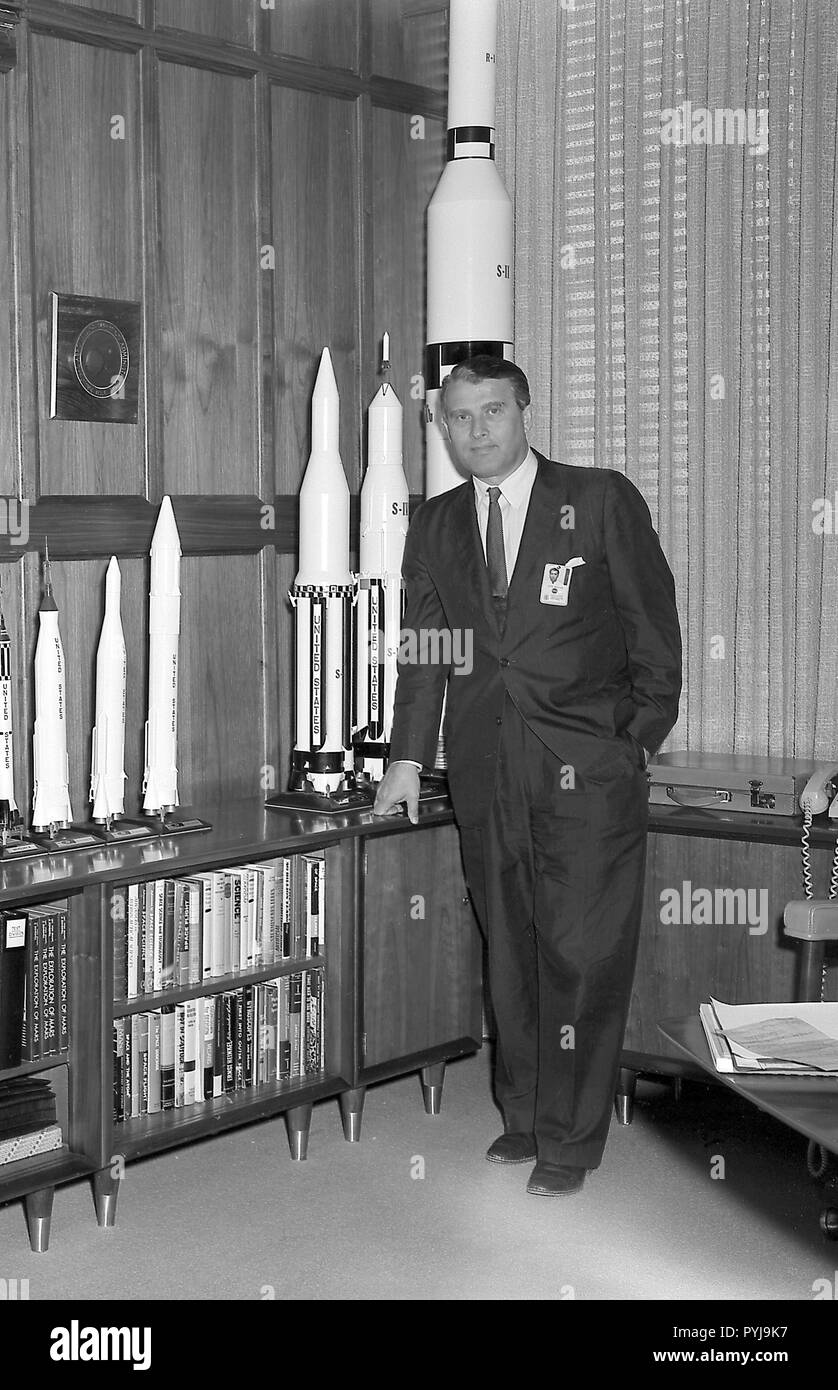 El Dr. von Braun en su oficina con modelos de cohetes, 20 de abril de 1962. Foto de stock