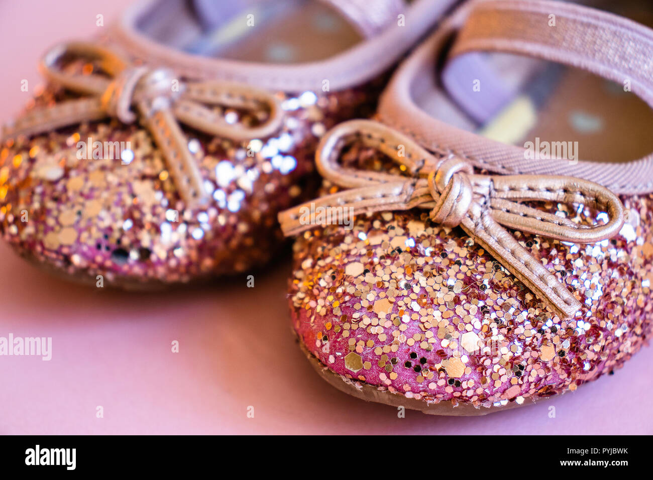 Mujeres vistiendo Rosa Glitter pintalabios con oro y bronce secciones y  trozos de pan de oro Fotografía de stock - Alamy