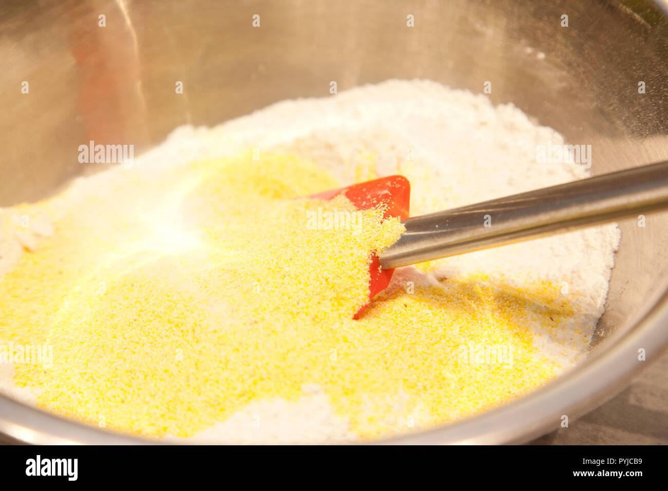 La harina de maíz a través de la harina en un tazón grande Foto de stock