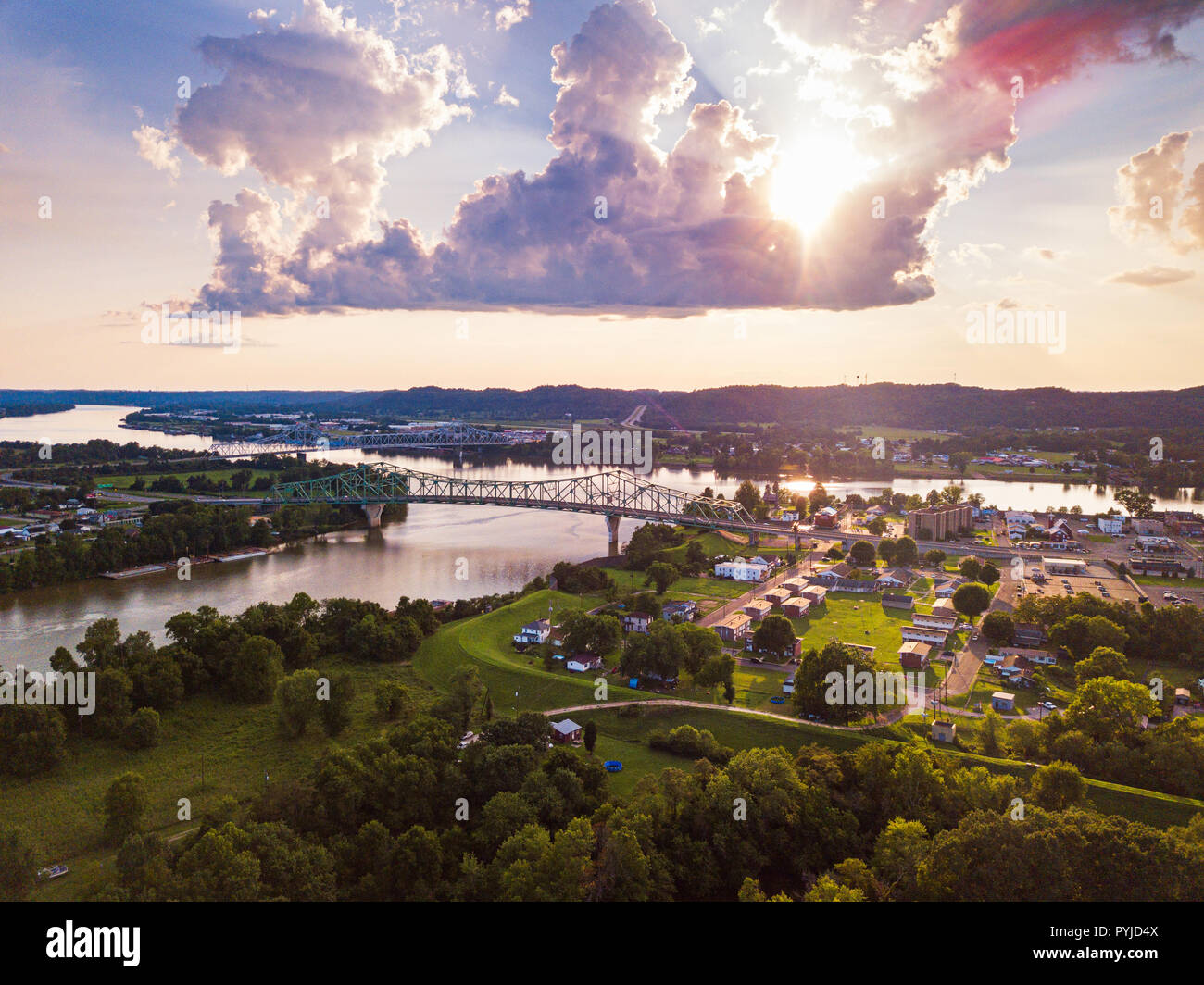 Una vista aérea de la confluencia de los ríos Kanawha y Ohio en Point Pleasant, West Virginia por debajo de la puesta de sol. Foto de stock