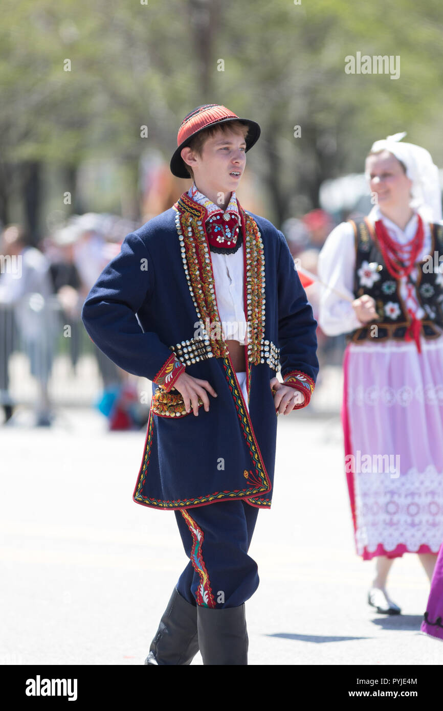 Chicago, Illinois, Estados Unidos - 5 de mayo de 2018: La Constitución polaca Day Parade, hombre vestido con ropa tradicional polaca la calle durante el p Fotografía de - Alamy