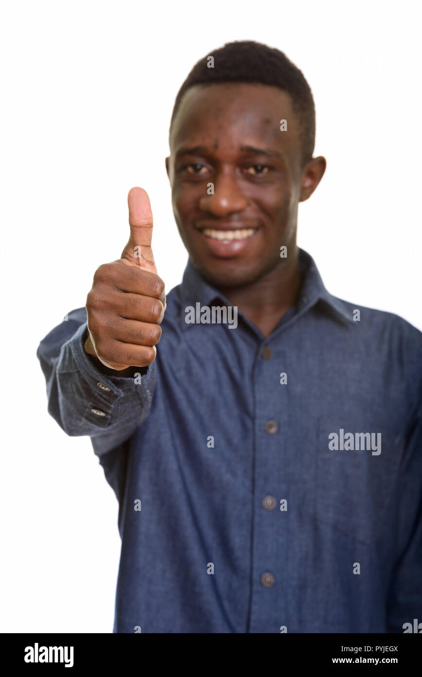 Los jóvenes africanos feliz hombre sonriendo y dando pulgar arriba con el foco o Foto de stock