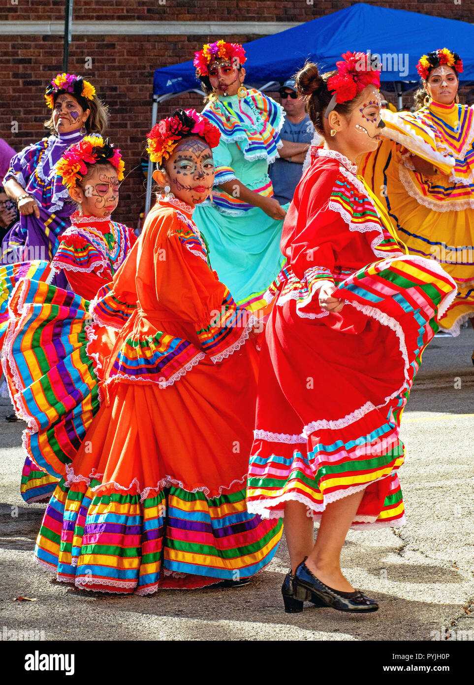Emporia, Kansas, Estados Unidos, 27 de de 2018 mujeres vestidas en trajes tradicionales de la Calavera Catrina Larabe Tapatío durante el día de los Muertos (Dia de los muertos), evento