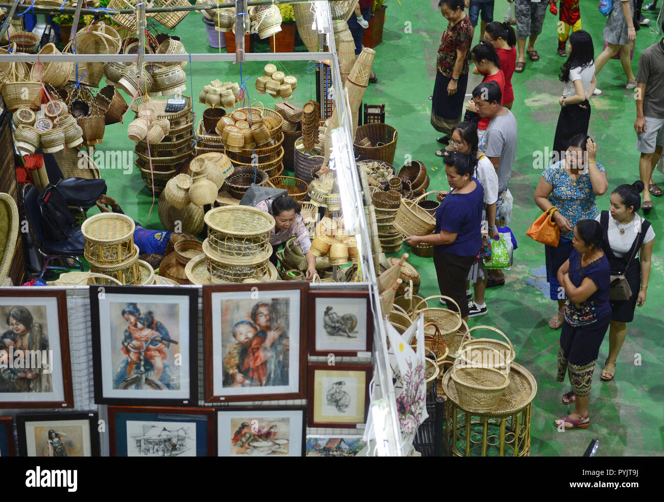 Vientiane. 28 Oct, 2018. Foto tomada el 28 de octubre de 2018, muestra la artesanía tradicional Festival en Vientiane, Laos. Una artesanía tradicional Festival se celebra en Vientiane del 27 de octubre al 4 de noviembre. Crédito: Liu Ailun/Xinhua/Alamy Live News Foto de stock