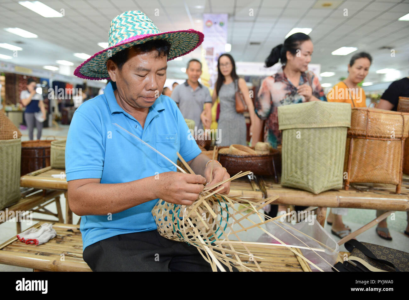Vientiane, República Democrática Popular Lao. 28 Oct, 2018. Expositor hace rattan trabaja durante el Festival de Artesanía Tradicional en Vientiane, Laos, el 28 de octubre de 2018. Una artesanía tradicional Festival se celebra en Vientiane del 27 de octubre al 4 de noviembre. Crédito: Liu Ailun/Xinhua/Alamy Live News Foto de stock