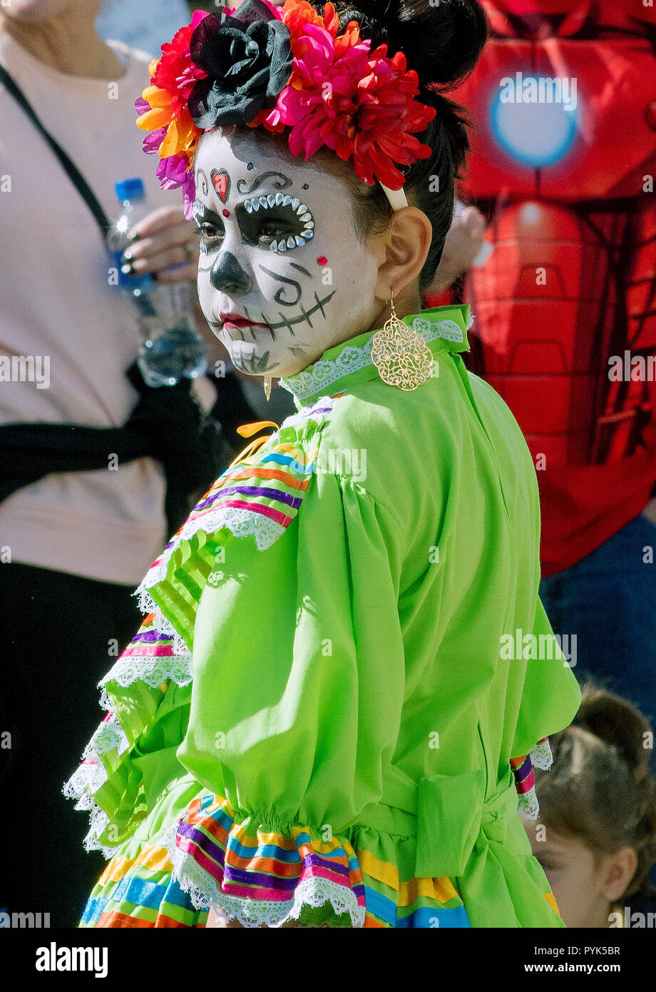Emporia, Kansas, Estados Unidos. Oct, 2018. Las mujeres vestidas con trajes tradicionales de la Calavera Catrina Larabe Tapatío durante día de los Muertos (Dia de los muertos), evento celebrado