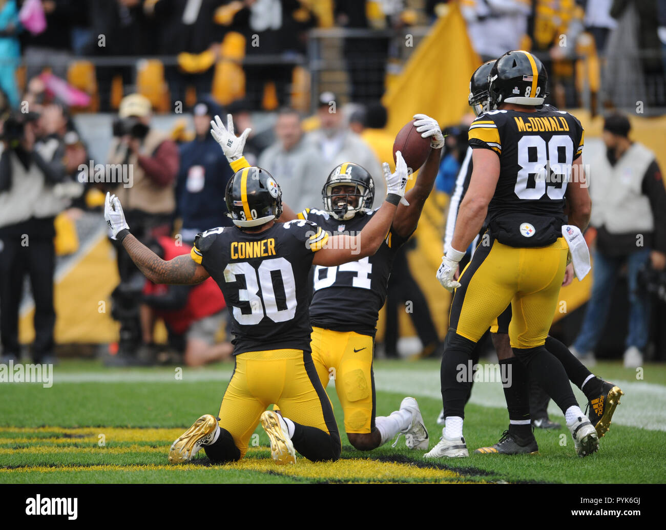 Pittsburgh, PA, USA. 16th Sep, 2018. Orlando Scandrick #22 and Antonio  Brown #84 fighting during the Pittsburgh Steelers vs Kansas City Chiefs  game at Heinz Field in Pittsburgh, PA. Jason Pohuski/CSM/Alamy Live