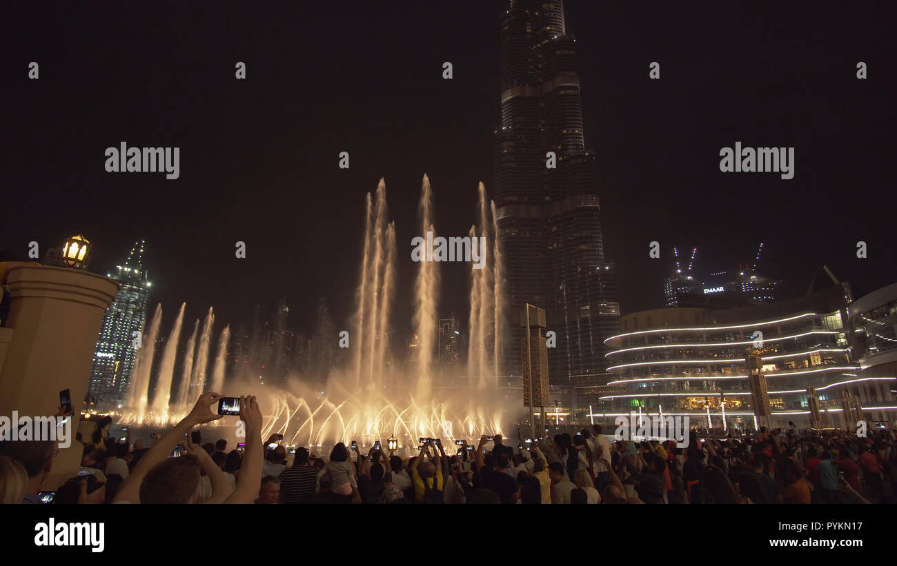 Fuente de Dubai es el más grande del mundo, con coreografía de Trevi sistema sobre el Burj Khalifa Lake en la noche Foto de stock