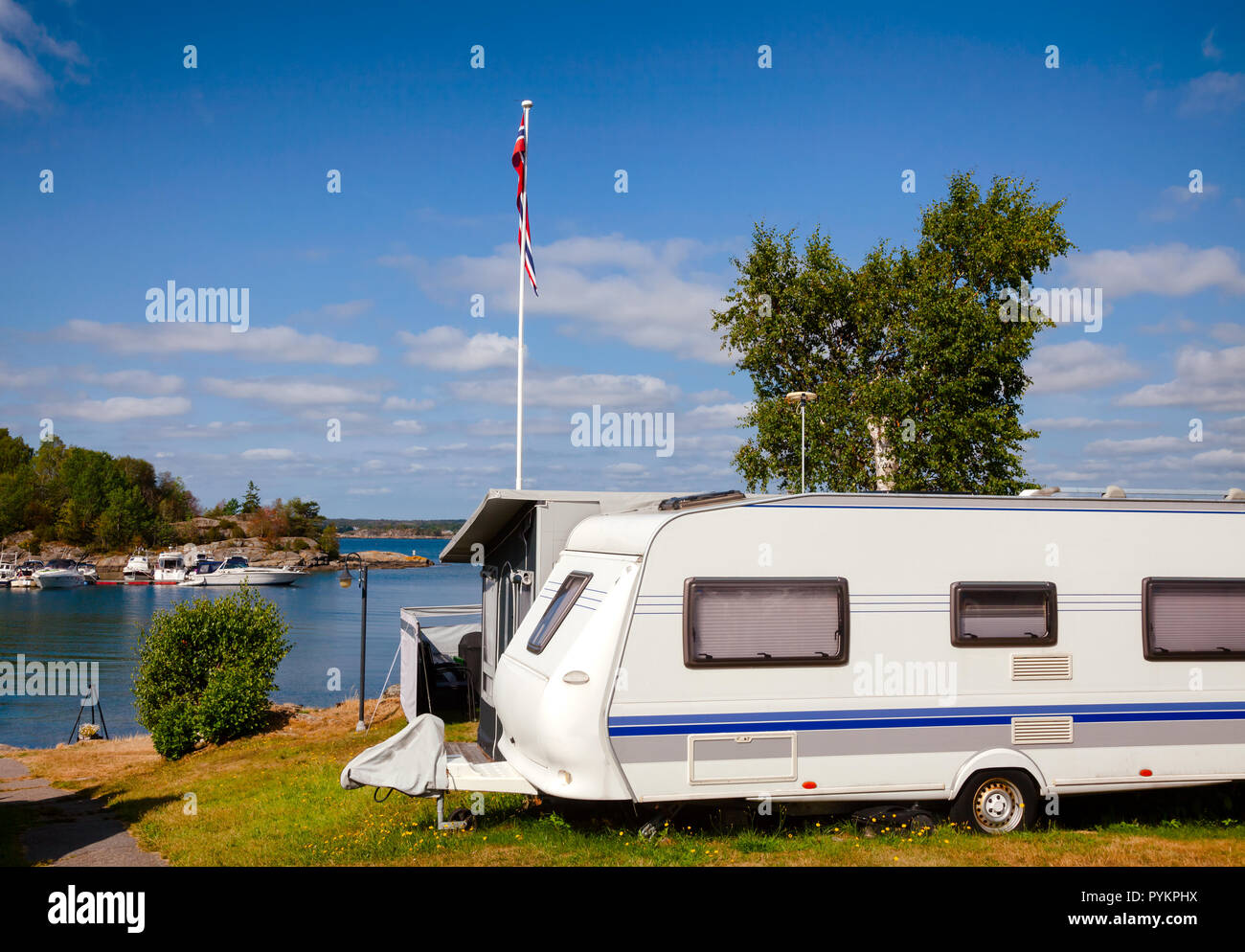 Camper trailer y cabaña en Seaside Caravan Park en el sur de Noruega Foto de stock