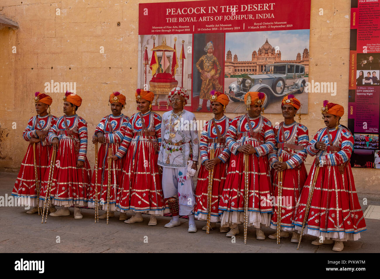 Grupo de baile en el riff en la fortaleza de Mehrangarh, Jodhpur, Rajasthan, India Foto de stock