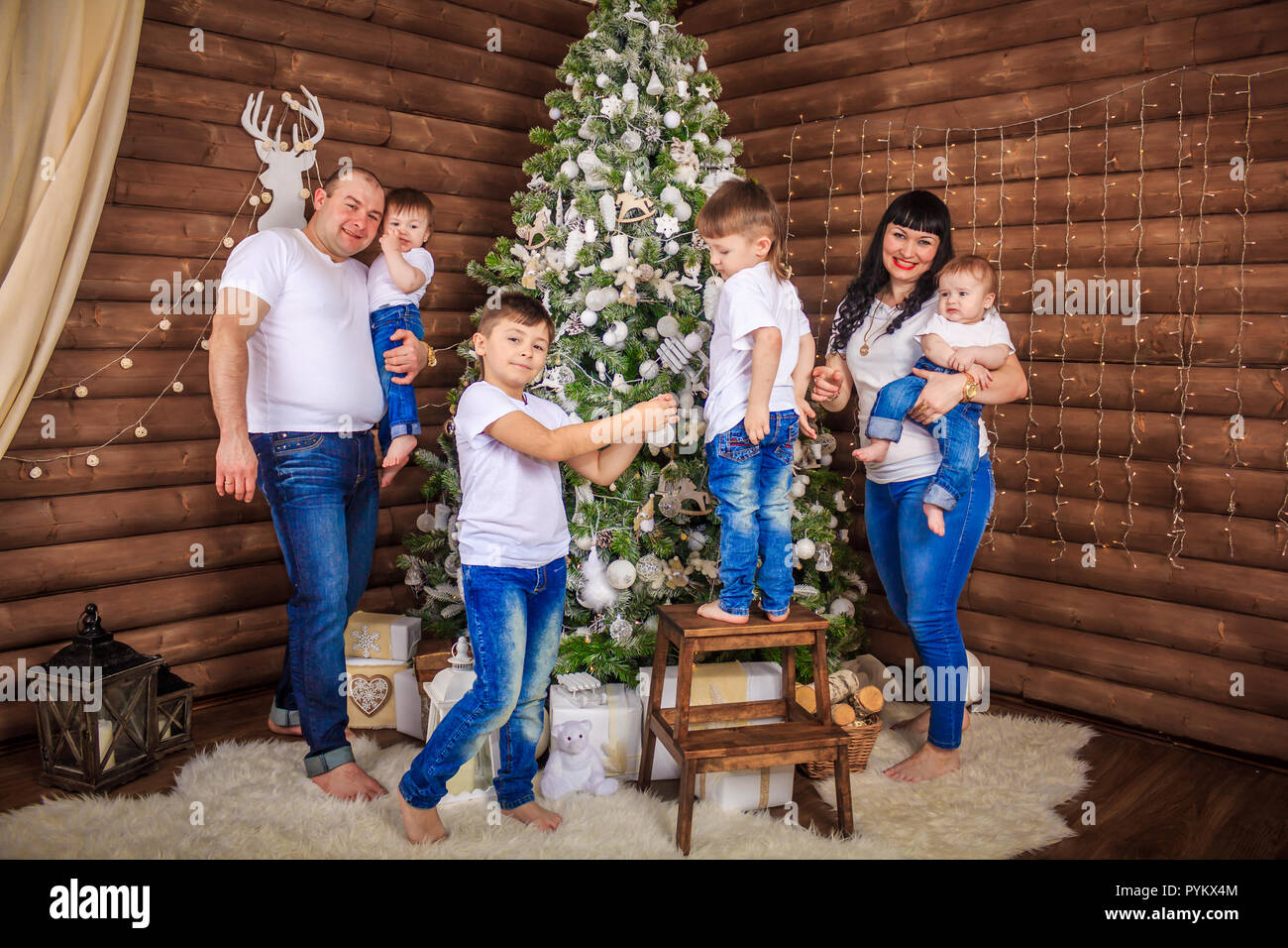 Una familia grande es Decorar un árbol de Navidad. En preparación para el  nuevo año. Feliz Navidad. Celebración en familia. La familia grande en la  colección Fotografía de stock - Alamy