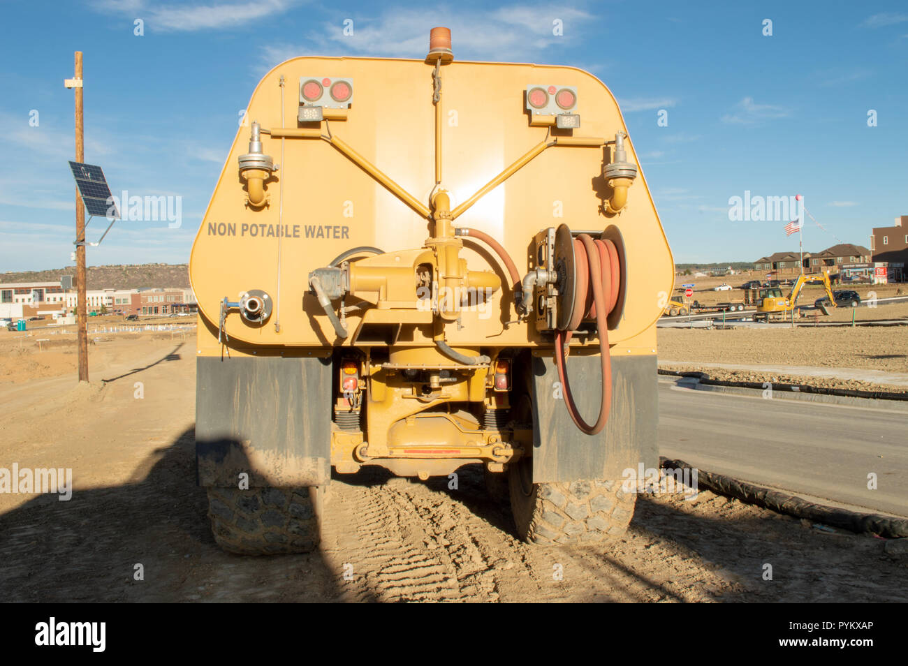 Castle Rock, Colorado / Estados Unidos - 28 de octubre de 2018: Non-Potable camión cisterna de agua en el sitio de construcción Foto de stock