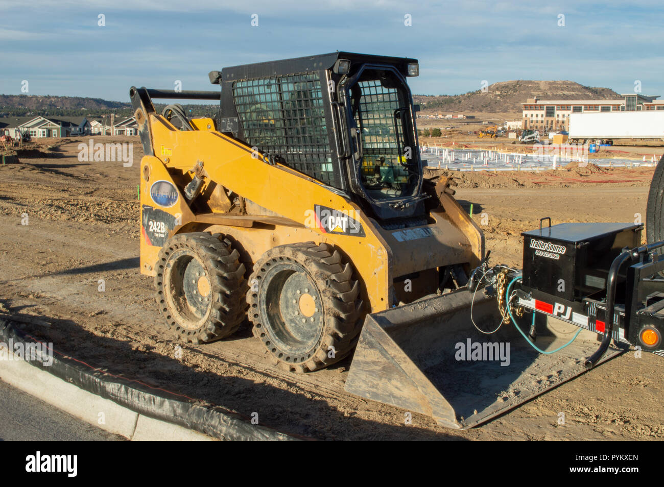 Castle Rock, Colorado / Estados Unidos - 28 de octubre de 2018: Amarillo  Pequeño Bulldozer Tractor con pala cargadora Fotografía de stock - Alamy