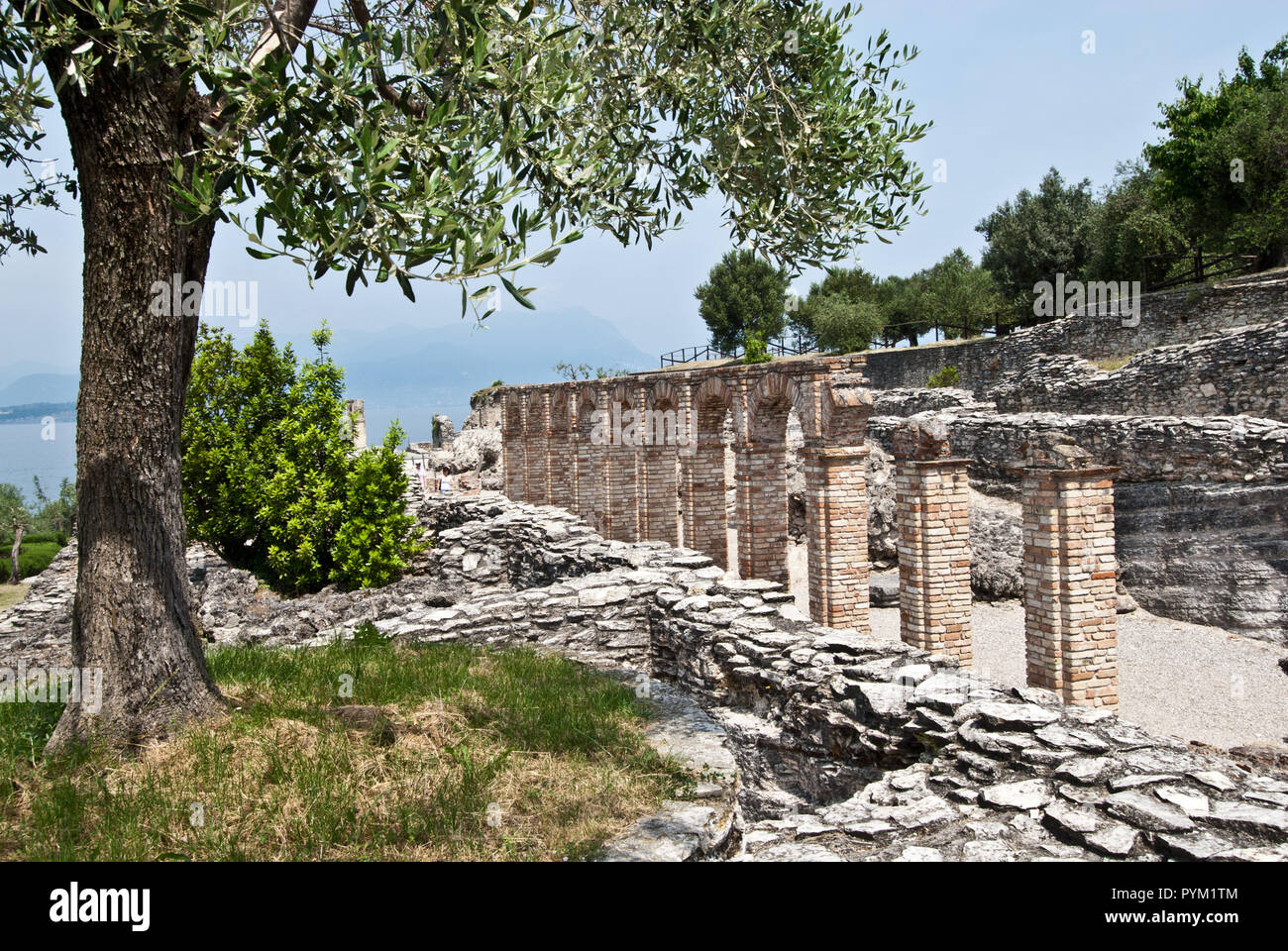 Ruinas Romanas en el sitio arqueológico de la península de Sirmione, el Lago de Garda, Italia Foto de stock