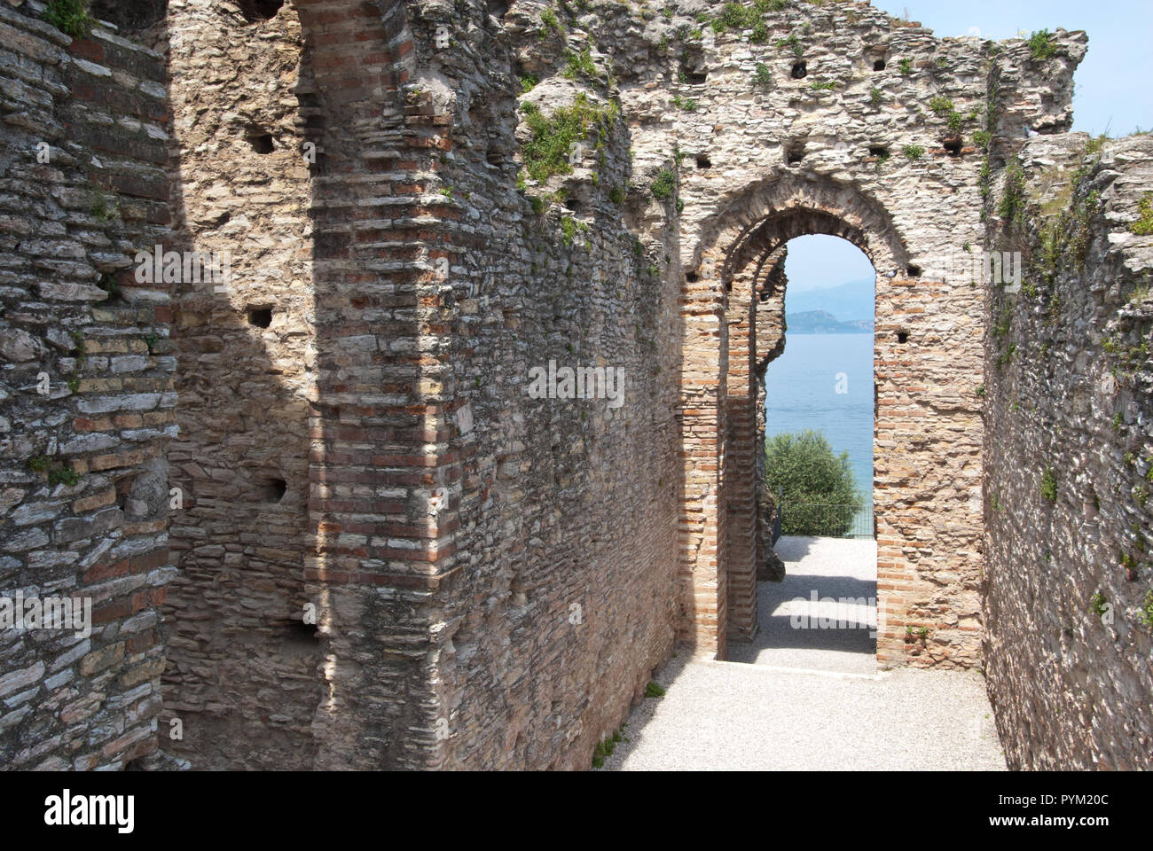 Ruinas Romanas en el sitio arqueológico de la península de Sirmione, el Lago de Garda, Italia Foto de stock