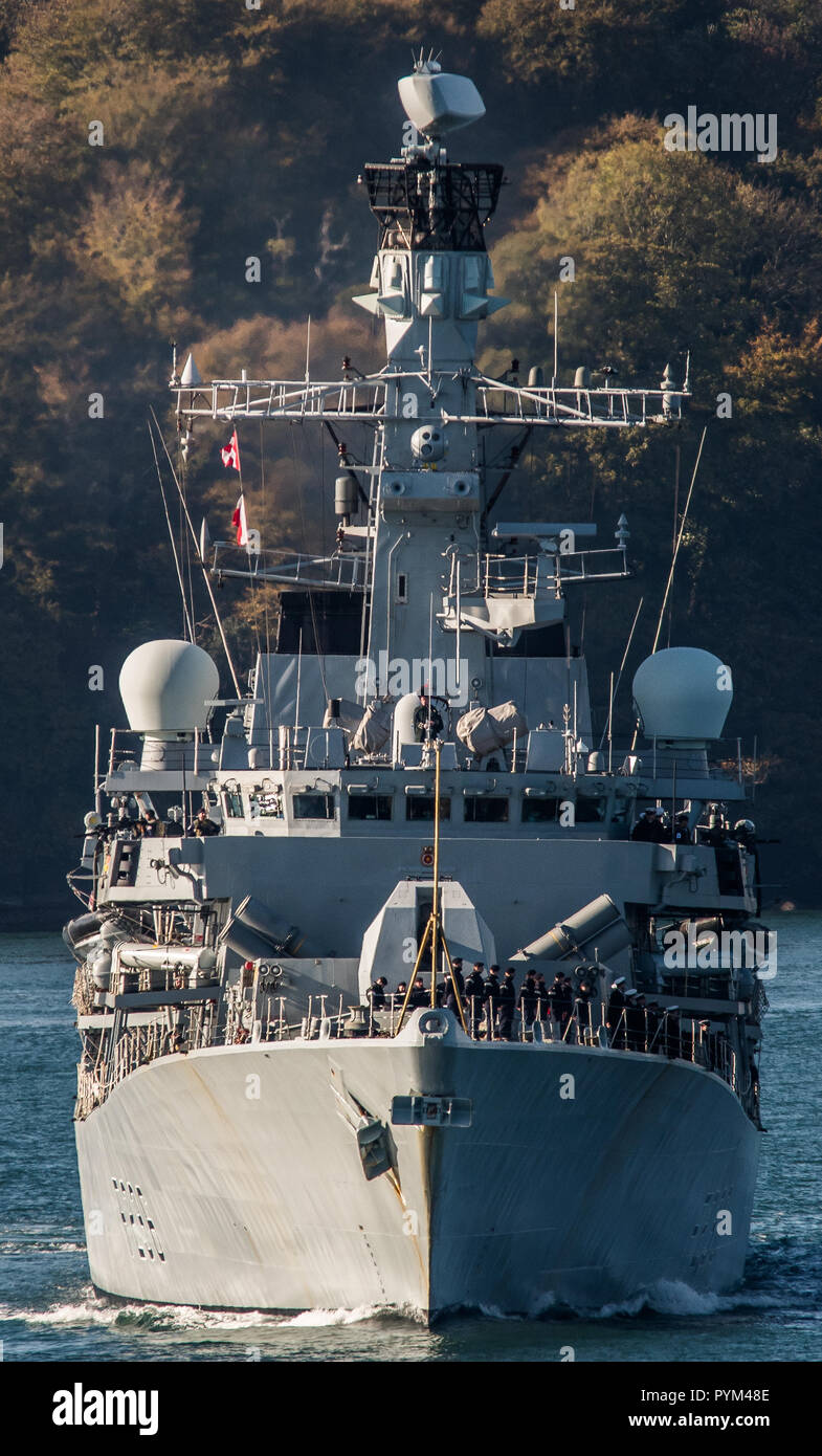 HMS Montrose dejando a Plymouth para una implementación de 3 años. Foto de stock