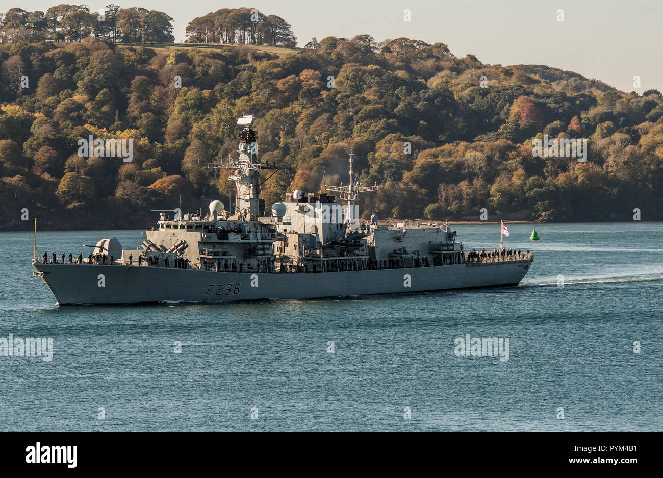 HMS Montrose dejando a Plymouth para una implementación de 3 años. Foto de stock