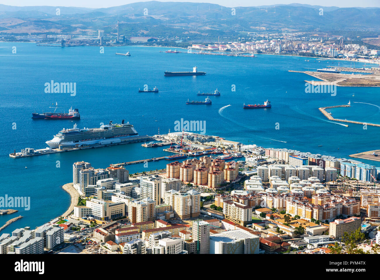 Alta Vista sobre el puerto de Gibraltar con un crucero amarrado al brazo occidental del muelle de contenedores, y vistas a la bahía de Gibraltar a España Foto de stock