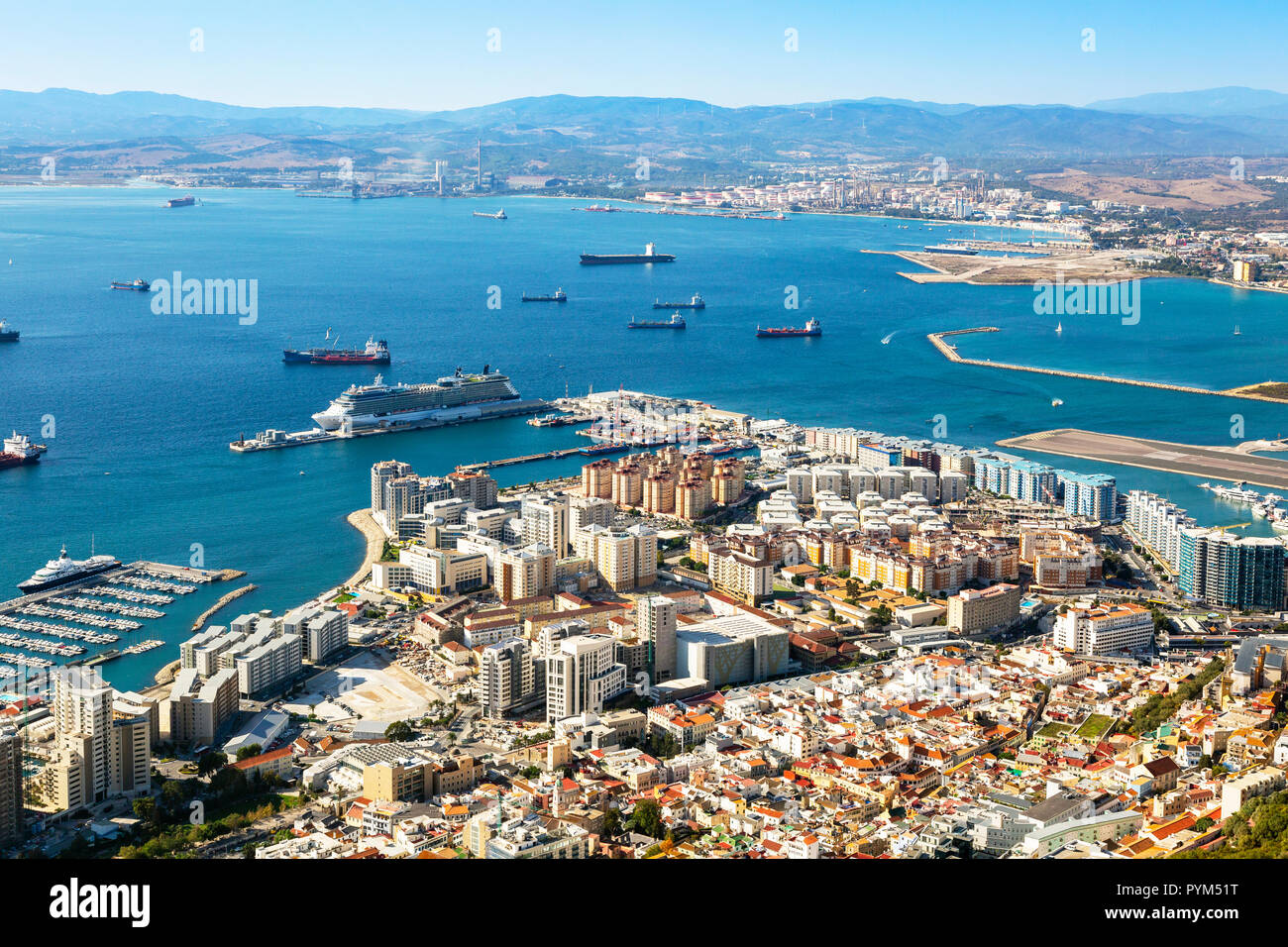 Alta Vista sobre el puerto de Gibraltar con un crucero amarrado al brazo occidental del muelle de contenedores, y vistas a la bahía de Gibraltar a los españoles mai Foto de stock