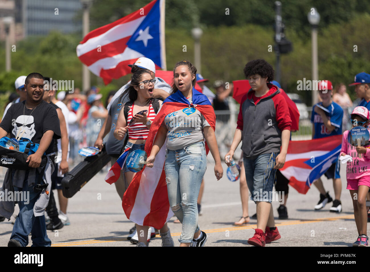 Chicago, Illinois, EE.UU. - 16 de junio de 2018: El Desfile del Día de Puerto  Rico, el pueblo puertorriqueño se celebra agitando banderas de Puerto Rico  durante el desfile Fotografía de stock - Alamy