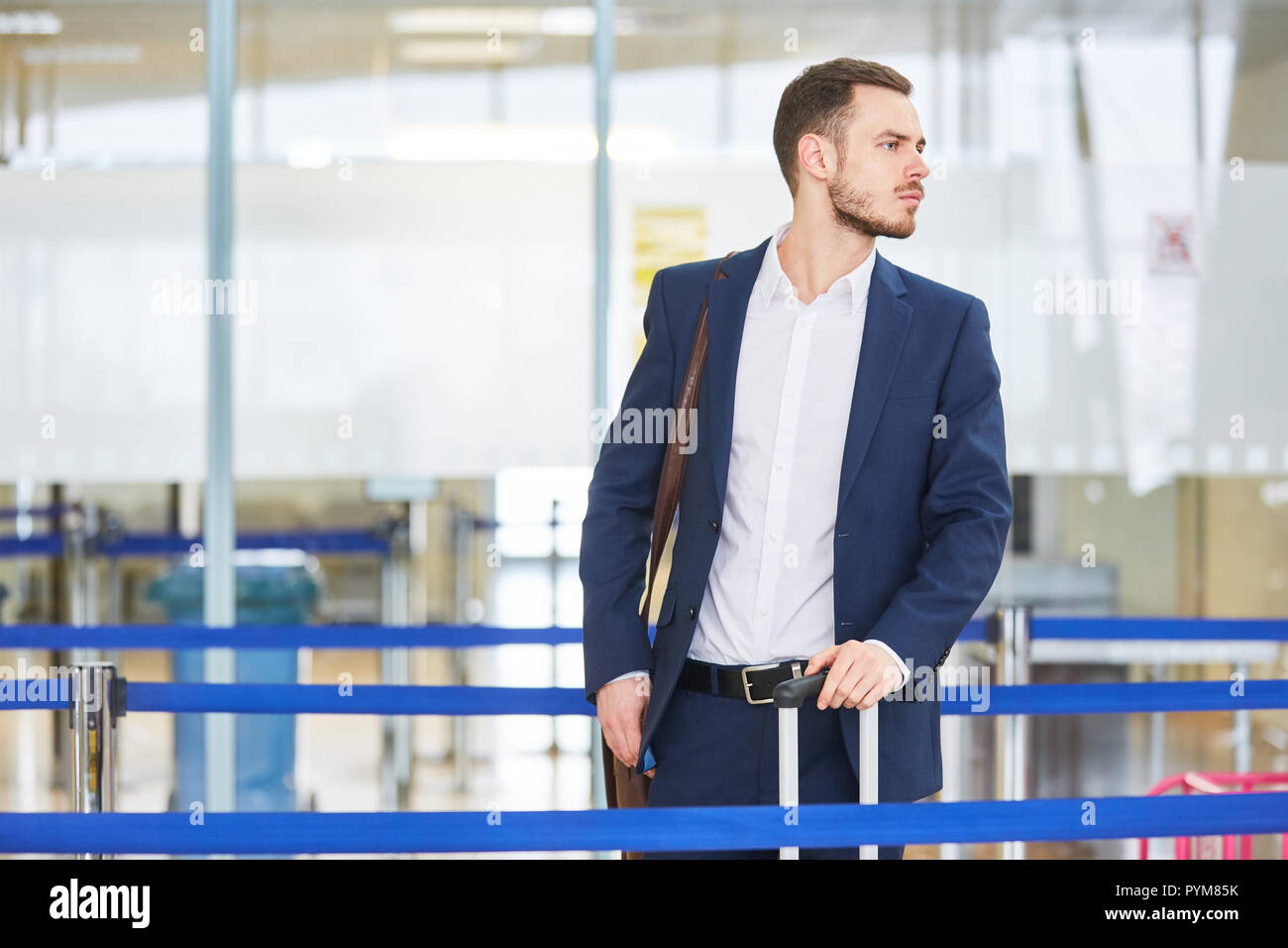 Impaciente hombre de negocios en la terminal del aeropuerto de negocios esperando la salida Foto de stock