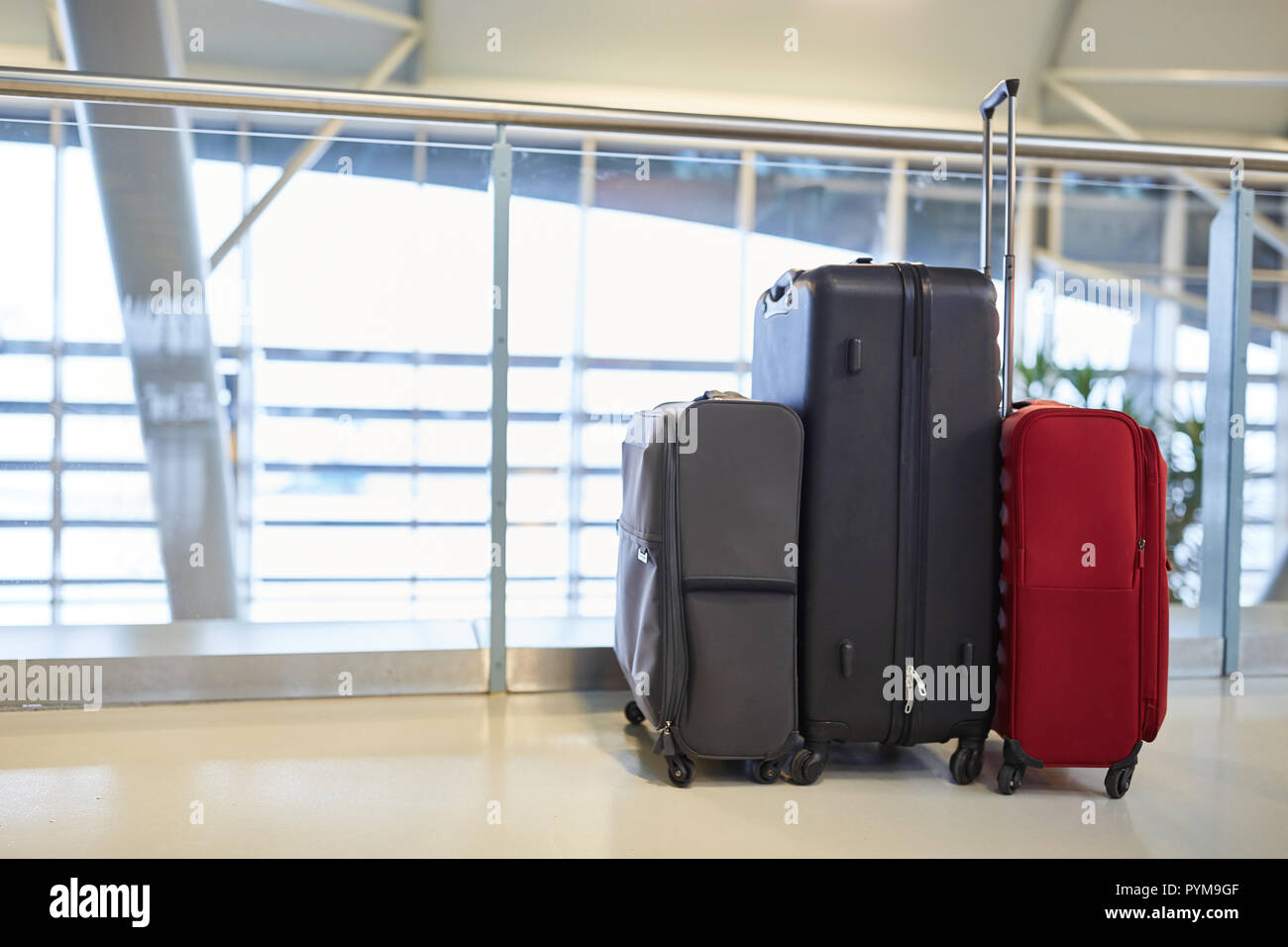 Varias maletas como equipaje para viajar en la terminal del aeropuerto o  estación de tren Fotografía de stock - Alamy