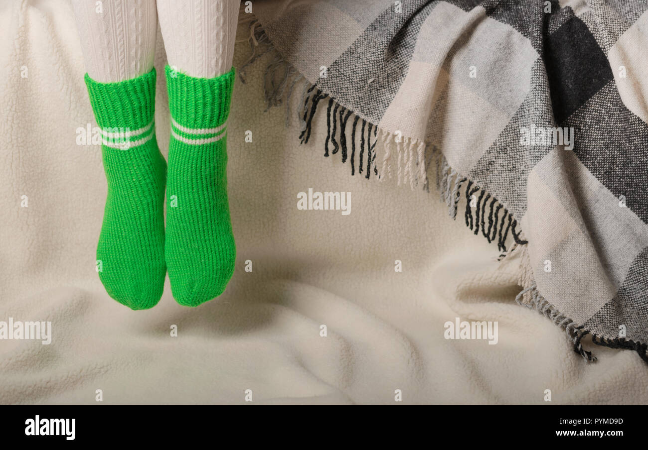 Piernas femeninas en color blanco, medias y calcetines tejidos verdes  Fotografía de stock - Alamy