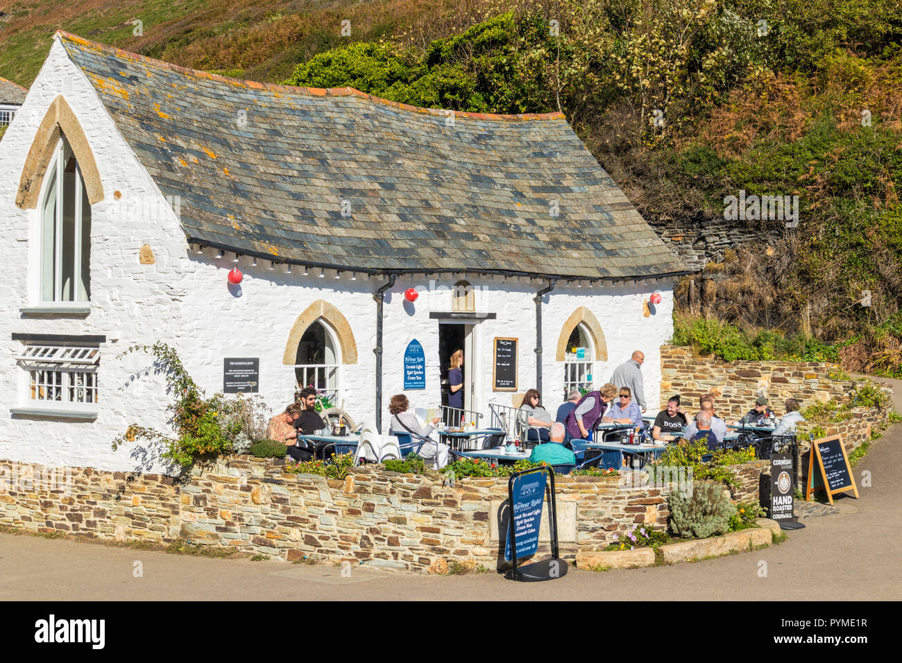 Cornwall Boscastle salas de té café jardín de té luz Harbour personas con refrescos y té crema Boscastle Cornwall Inglaterra GB Europa Foto de stock