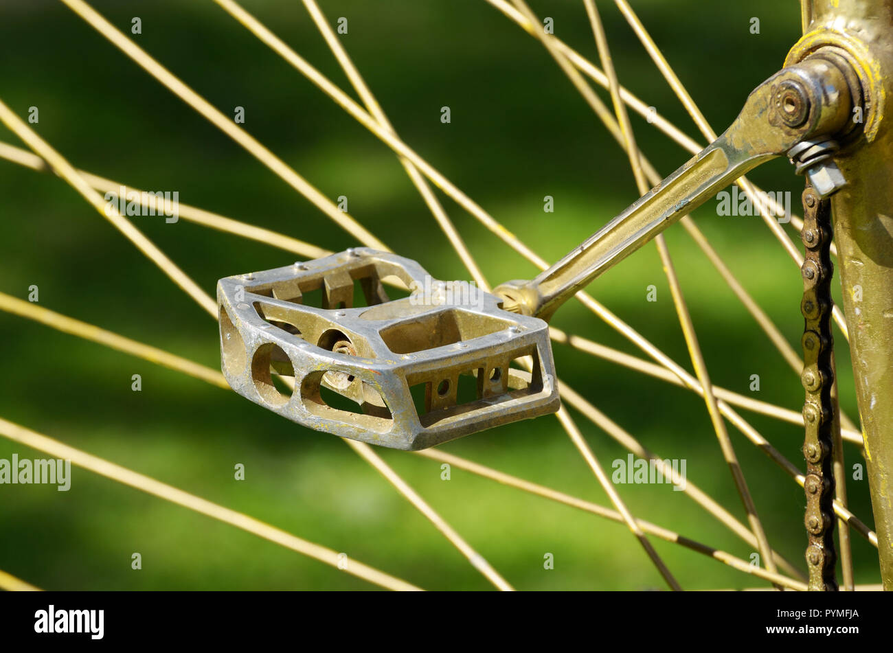 Pedal de hierro de la bicicleta.Esta es una parte del mecanismo para el  movimiento de la bicicleta Fotografía de stock - Alamy