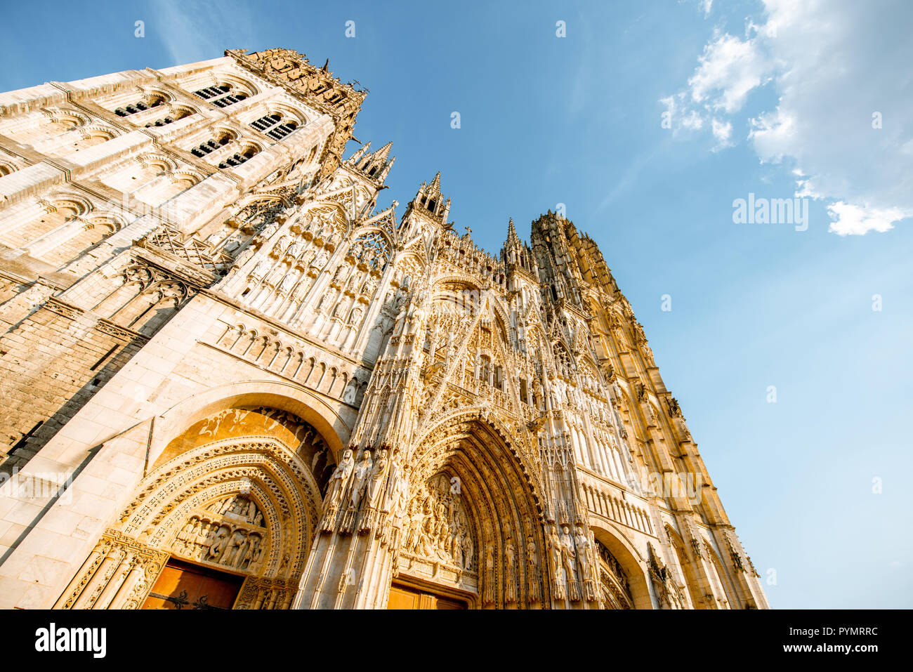 Vista desde abajo en la fachada de la famosa catedral gótica de Rouen, en la ciudad de Rouen, la capital de la región de Normandía en Francia Foto de stock