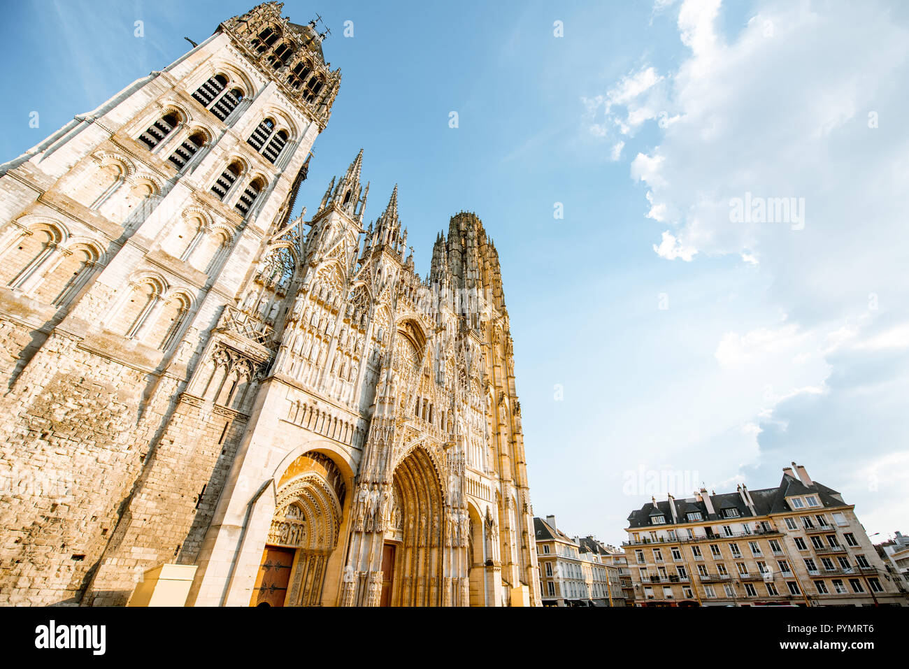 Vista desde abajo en la fachada de la famosa catedral gótica de Rouen, en la ciudad de Rouen, la capital de la región de Normandía en Francia Foto de stock