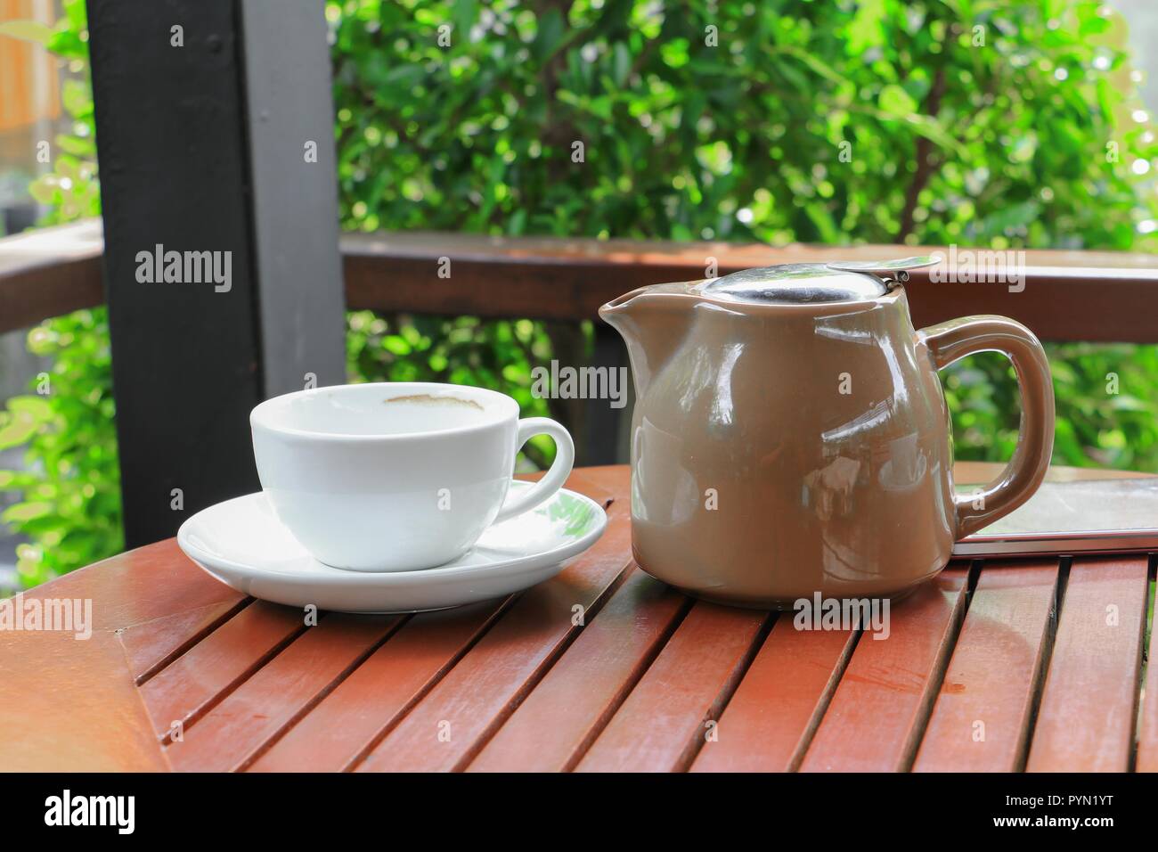 Jarra taza de café y té en el fondo del piso de madera Fotografía de stock  - Alamy