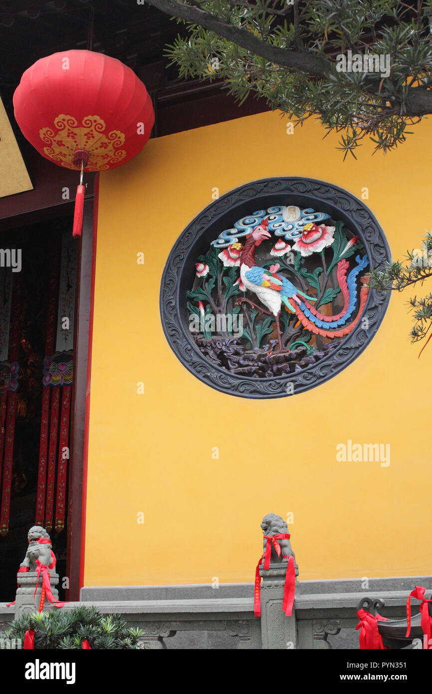 Circular montado en la pared exterior del templo de jade tallado, Shanghai, China Foto de stock