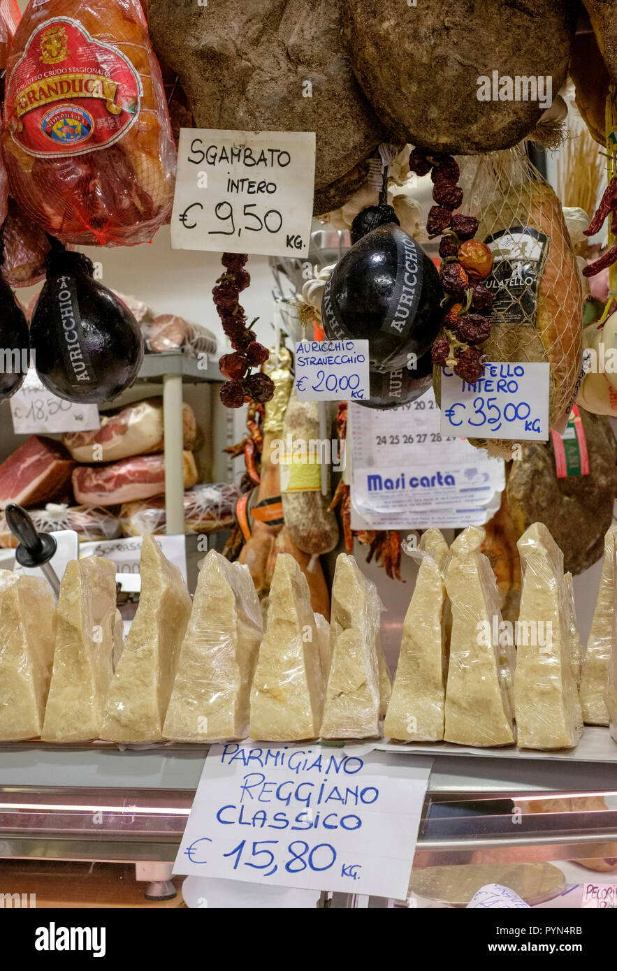 Visualización de Prosciutto Sgamabto jamón de Parma y Reggio classico en un puesto en el mercado en Florencia, Italia. Foto de stock